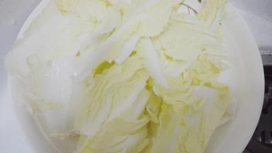 娃娃菜每层撕开，切成小片状