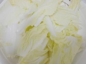 娃娃菜每层撕开，切成小片状
