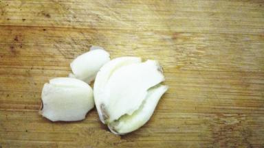 大蒜用刀背拍扁，切成碎末