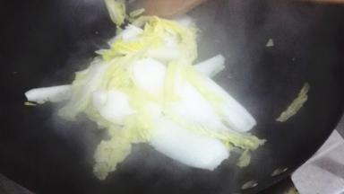 放入娃娃菜翻炒