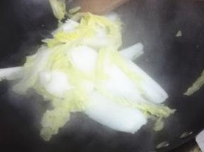 放入娃娃菜翻炒