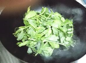 炒锅放油烧热，放入豌豆尖