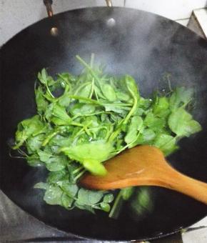 大火炒一分钟，滴几滴醋，翻炒