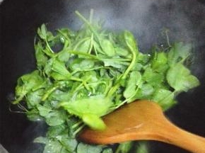 大火炒一分钟，滴几滴醋，翻炒