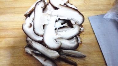 香菇洗净切片待用