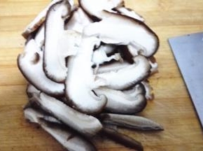 香菇洗净切片待用