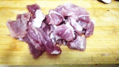 猪肉切片，加入淀粉，料酒腌制10分钟