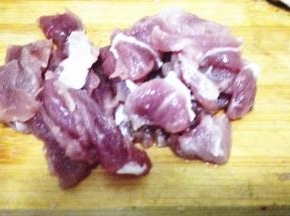 猪肉切片，加入淀粉，料酒腌制10分钟
