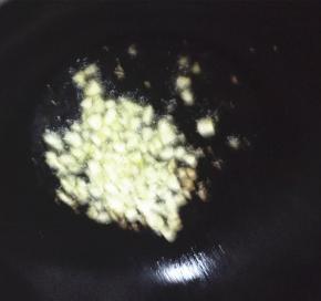 炒锅放油加热，放入蒜末翻炒