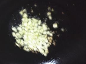炒锅放油加热，放入蒜末翻炒
