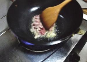 蒜末微黄放入肉片翻炒，直到肉片变色