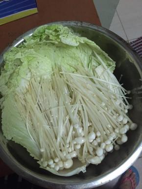 将蔬菜洗净，开水绰一下，放在盆底备用