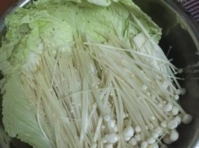 将蔬菜洗净，开水绰一下，放在盆底备用