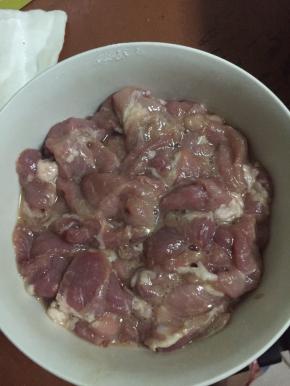 猪里脊切薄片，加生抽，芡粉，鸡精，芝麻油，鸡蛋清，和匀腌制备用