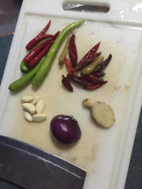 洗净的调料切细丁