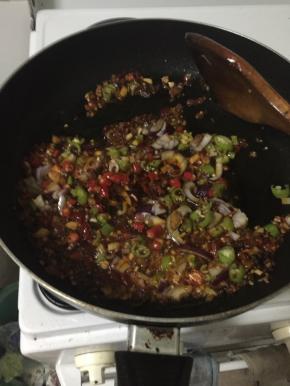 热锅热油下花椒、葱姜蒜、豆瓣酱、酸海椒、小半包水煮鱼调料，加新鲜辣椒炒香
