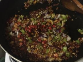热锅热油下花椒、葱姜蒜、豆瓣酱、酸海椒、小半包水煮鱼调料，加新鲜辣椒炒香