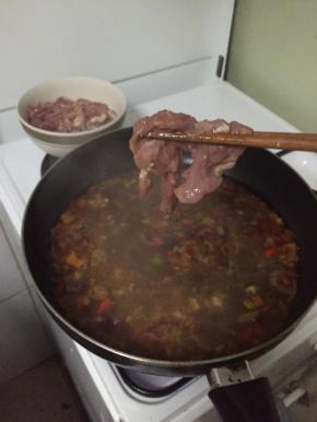 炒锅加水烧开后下肉，用筷子一片一片下，煮2分钟起锅。煮久了肉就不嫩了！