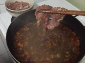 炒锅加水烧开后下肉，用筷子一片一片下，煮2分钟起锅。煮久了肉就不嫩了！