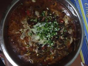 倒入事先煮好的菜，上面撒上干辣椒面，花椒，蒜蓉，烧热油淋一下！撒上葱花或者香菜，鲜香麻辣的水煮肉片就出锅了