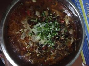 倒入事先煮好的菜，上面撒上干辣椒面，花椒，蒜蓉，烧热油淋一下！撒上葱花或者香菜，鲜香麻辣的水煮肉片就出锅了