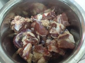 排骨+料酒+盐+少许姜片+少许老抽腌制一小时