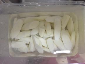 山药削皮切块泡水，滴两滴白醋可以防止山药变色