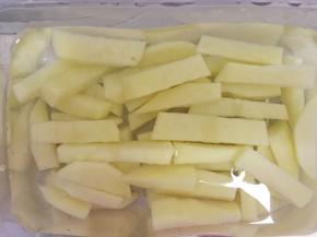 土豆切条状泡水备用