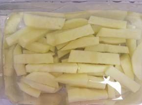 土豆切条状泡水备用