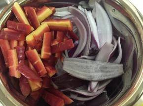 洋葱胡萝卜一并洗净切好备用