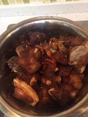 将腌制好的排骨开小火慢炸，炸成金黄色就可以捞起来了