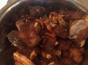 将腌制好的排骨开小火慢炸，炸成金黄色就可以捞起来了