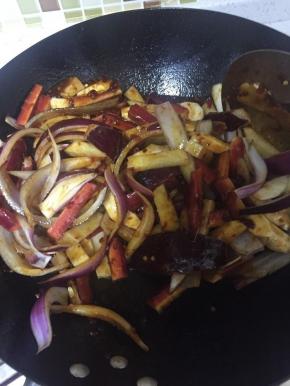 锅底放油把豆瓣酱、蚝油、姜、蒜、其他底菜同炒