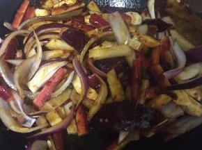 锅底放油把豆瓣酱、蚝油、姜、蒜、其他底菜同炒