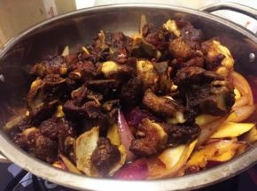 将炸好的排骨倒入锅中翻炒，大概2-3分钟香喷喷的干锅排骨就可以出锅了