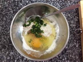 6大勺面粉+2个鸡蛋+适量葱花+适量盐+少量胡椒粉+清水，调和成糊状