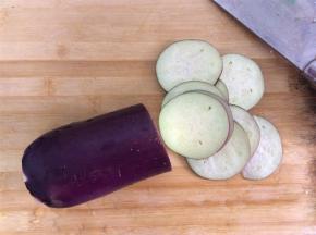 茄子切片，厚度2-3mm