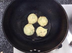 油锅烧热调小火，将茄子裹上一层面糊下锅炸