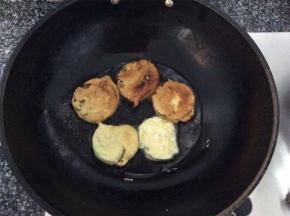 炸成金黄色后翻面