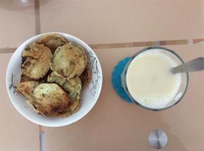 剩下茄子的依照同样的方式煎炸，香脆可口的茄子饼就做好了，配上一杯热乎乎的豆奶，懒人早餐你学会了吗。