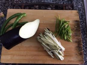 尖椒、茄子去缔洗净切丝，大蒜切粒备用