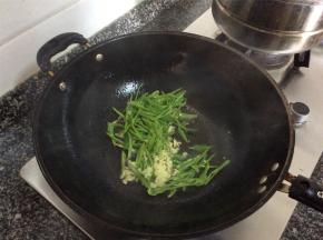 油锅烧热，放入蒜粒爆香，倒入尖椒煸炒