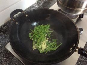 油锅烧热，放入蒜粒爆香，倒入尖椒煸炒