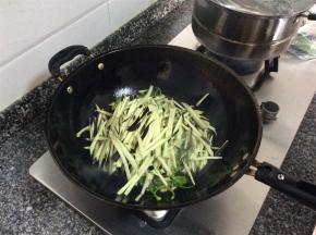 尖椒炒7成熟后倒入茄子丝，大火爆炒1-2分钟