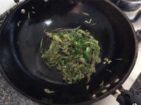 加入适量盐调味，撒上葱花增香，翻炒几下就可出锅