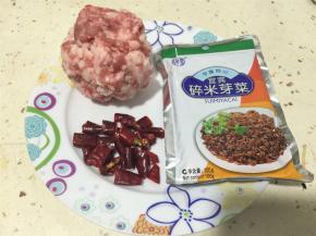 猪肉剁成肉馅，干辣椒切段备用
