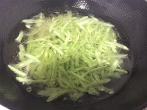 四季豆入沸水煮熟过焯，捞出沥干备用