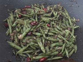 翻炒2-3分钟，放盐增味，炒匀后出锅