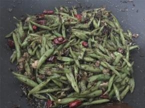 翻炒2-3分钟，放盐增味，炒匀后出锅