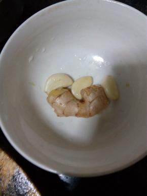 生姜、大蒜洗净切粒